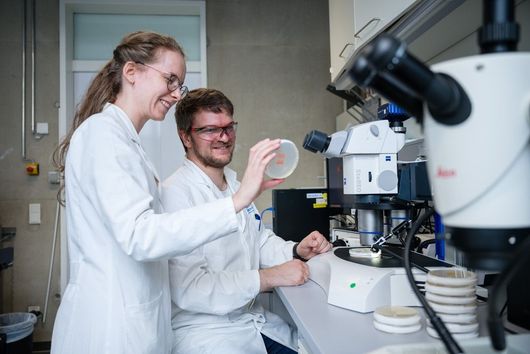 Dr. Joy Birkelbach and Dr. Sebastian Walesch in the lab.